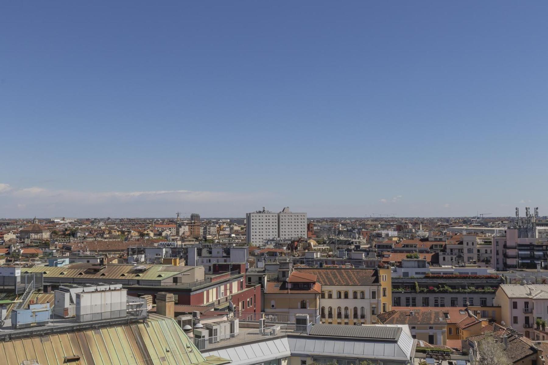 San Babila Central Tower With Panoramic Terrace Overlooking Duomo By Rentopolis Milan Exterior photo